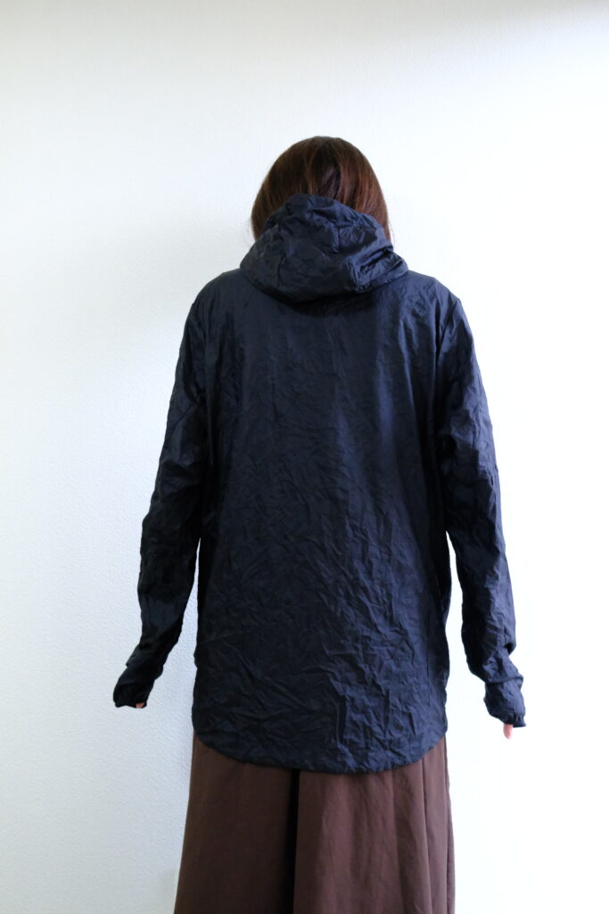 妻がフーディニジャケット着用