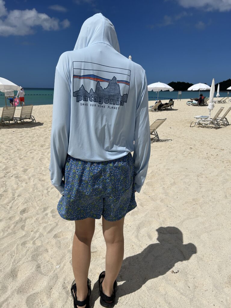 ビーチでバギーズ・ショーツ着用