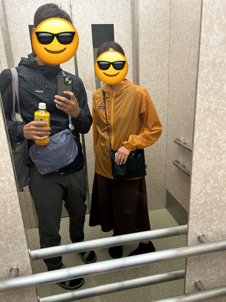 飛行機搭乗前にフーディニジャッケット